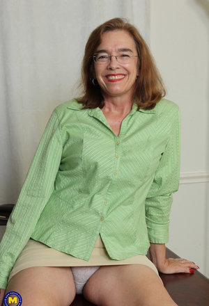 18 year old girl Bella nudeing off a cock in her graduation attire